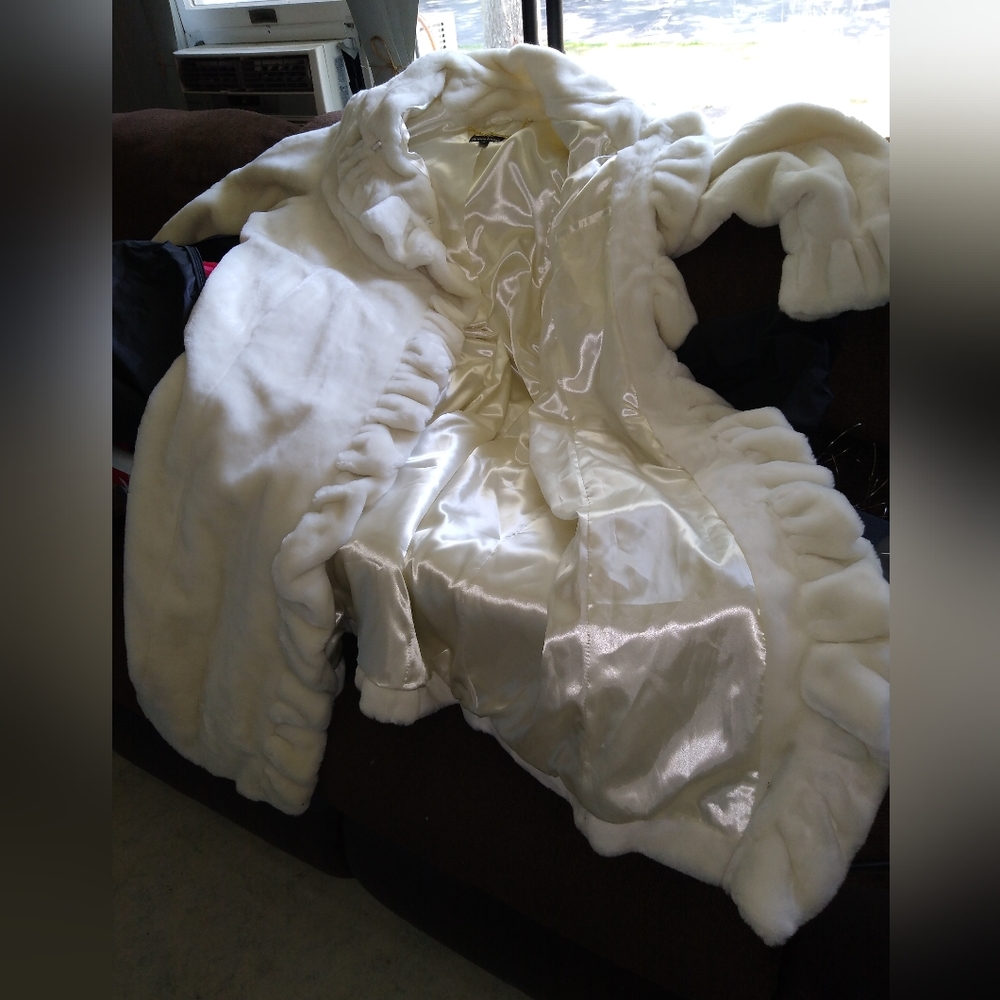 Off white Dennis Basso size 3X full length faux fur coat